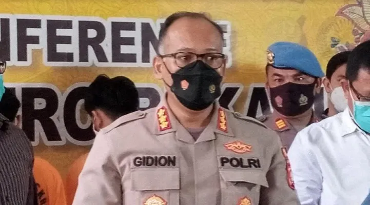 Kapolres Metro Bekasi, Kombes Gidion Arif Setyawan saat hadir dalam ungkap kasus di Mapolres Metro Bekasi. (Ihsan Fahmi).