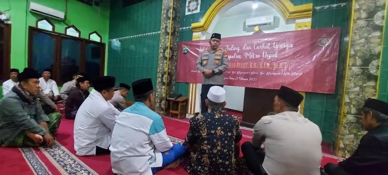 Kapolres Metro Depok, saat Subuh keliling dan curhat bersama warga di Masjid At Taubah  Bojongsari.(angga)