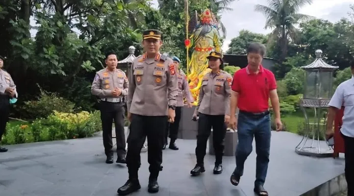 Kapolres Metro Depok Kombes Pol Ahmad Fuady bersama Kapolsek Cimanggis Kompol Fatimah dengan Kasat Lantas Polres Metro Depok AKBP Bonifacius mengecek perayaan Imlek di Vihara Gayatri Cilangkap Tapos. (Ist)