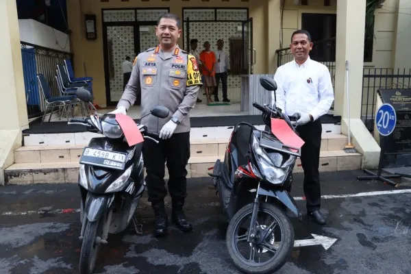 Kapolres Metro Depok Kombes Arya Perdana bersama Kasat Reskrim menunjukan barang bukti hasil kejahatan pelaku dua unit motor matik curian disita. (Angga)