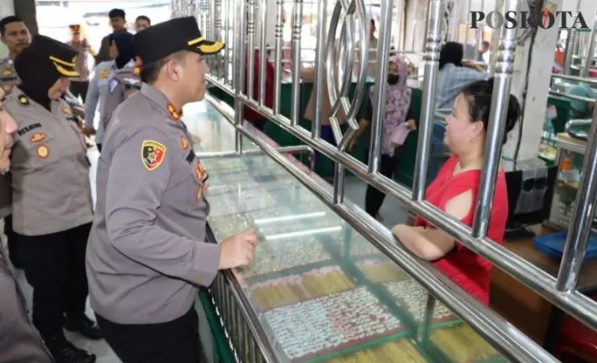 Kapolres Serang AKBP Yudha Satria saat berbincang dengan pemilik toko emas di Pasar Tradisional Ciruas. (haryono)