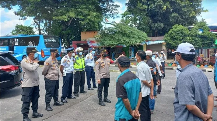 Polsek Kalideres saat memberikan sosialisasi kepada semua elemen yang ada di terminal Kalideres. (Ist)