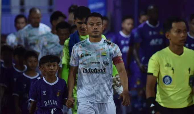 Kapten tim Persib bandung, Dedi Kusnandar mengaku siap kantongi tiga poin dalam laga kontra Semen Padang malam ini. (Persib.co.id)