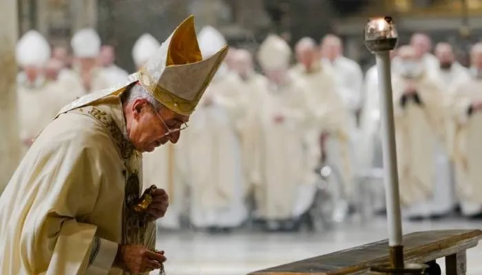 Kardinal Angelo De Donatis mempersembahkan Misa untuk kesehatan Paus Emeritus Benediktus XVI di Basilika Lateran di Roma pada Jumat 30 Desember 2022.