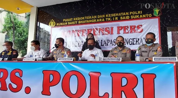 Karopenmas Divisi Humas Mabes Polri Brigjen Rusdi Hartono saat konferensi identifikasi korban kebakaran Lapas Kelas 1 Tangerang di RS Polri Kramat Jati. (cr-05)