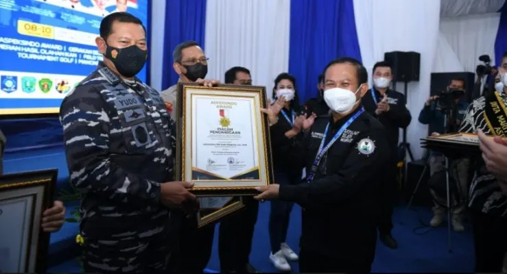 Kasal saat terima Penghargaan Aspeksindo Award Tokoh Penjaga Kedaulatan Maritim.(Dispen AL)