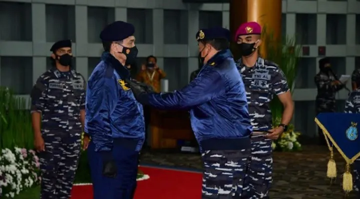 Kasal Laksamana TNI Yudo Margono saat menyematkan Brevet Kehormatan Hidro-Oseanografi TNI AL pada Menkomarves RI, Luhut Binsar Pandjaitan. (foto: dok. TNI AL).