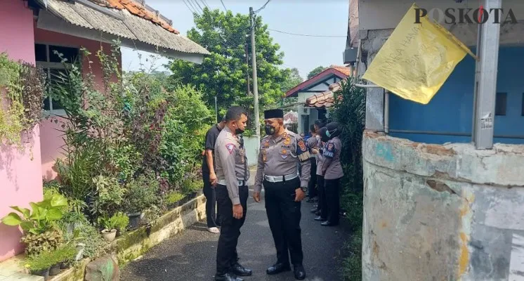 AKBP Indra Waspada dengan Wakasat Kompol Reza saat tahziah ke rumah duka Amira korban hanyut di daerah Beji Kota Depok. (Angga)