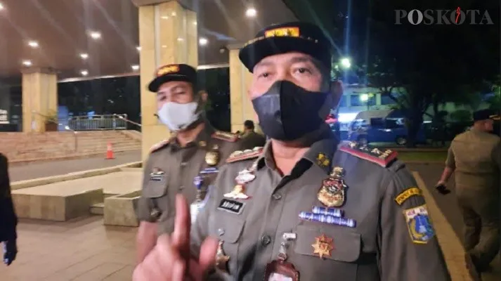 Kasatpol PP DKI Arifin imbau masyarakat tak berlebihan sambut malam Tahun Baru. (Foto: Aldi/Poakota)