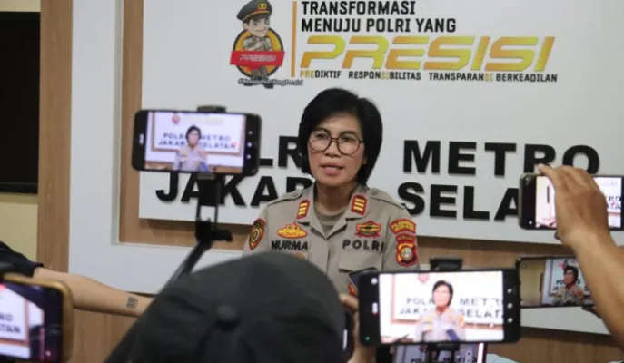 Kasie Humas Polres Metro Jakarta Selatan, AKP Nurma Dewi mengatakan bahwa anak yang diduga bunuh ayah dan nenek di Jaksel jalani tes urine. (Dok. Polda Metro Jaya)