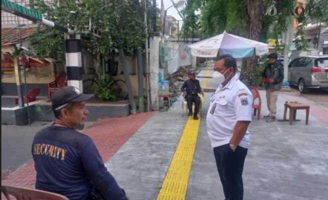 Kasudin Binamarga Jakarta Selatan Heru Suwondo saat meninjau proyek trotoar Di Jl. Tebet Raya, Jaksel.(adji)