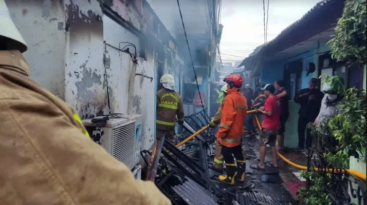 Petugas Gulkarmat Jaksel memadamkan api kebakaran rumah di kawasan padat penduduk di Jl. Kalibata Utara V, Pancoran, Jaksel. (foto: adji)