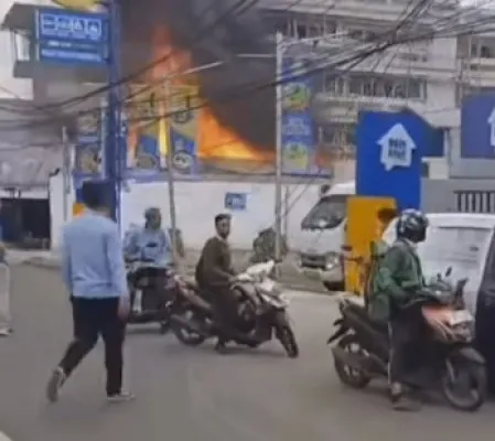 Kebakaran melanda toko servis jok di Jatiwaringin Bekasi. (Ist).