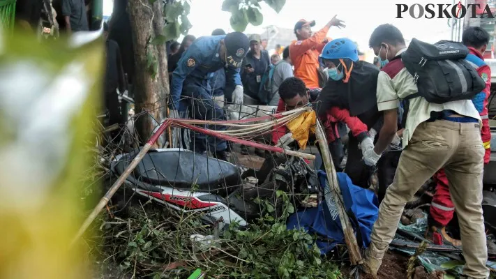 Evakuasi korban tabarakan maut di Jalan Sultan Agung, Bekasi.(Ahmad Tri Hawaari)