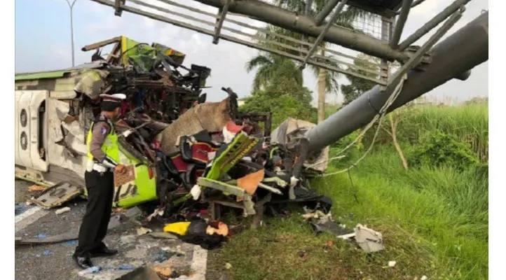 Kondisi bus Ardiansyah yang hancur usai kecelakaan  di ruas Tol Surabaya-Mojokerto KM 712+400 pagi. (Foto: Dokumentasi Ditlantas Polda Jatim