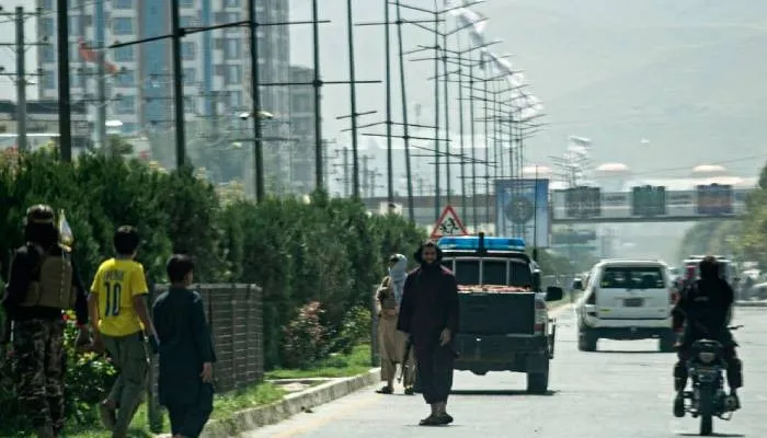 Taliban tengah berjaga di sepanjang jalan dekat kedutaan Rusia usai serangan bunuh diri di Kabul pada 5 September 2022.