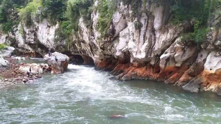 Wisata alam Sanghyang Kenit bebatuan dari letusan gunung purba di Kabupaten Bandung Barat. (Poskota/Syarif Pulloh Anwari)