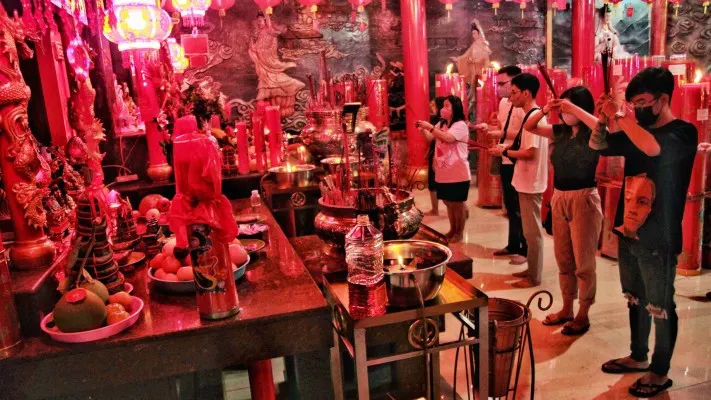 Sembahyang di Kelenteng Hok Lay Kiong