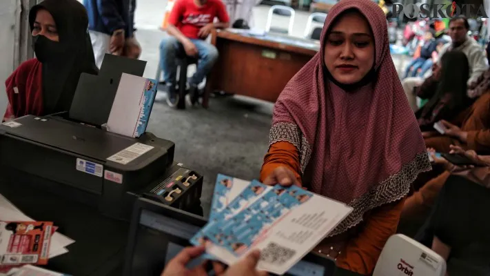 Foto: Peserta mendaftarkan program mudik gratis DKI Jakarta. (Poskota/Ahmad Tri Hawaarii)