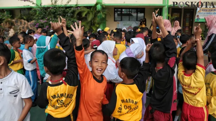 Foto: Suasana anak masuk sekolahan di Jakarta. (Dok. Poskota)