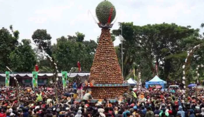 Gunungan dari buah durian saat Kenduren di lapangan Wonosalam Kabupaten Jombang Jawa Timur pada Minggu, 5 Maret 2023.