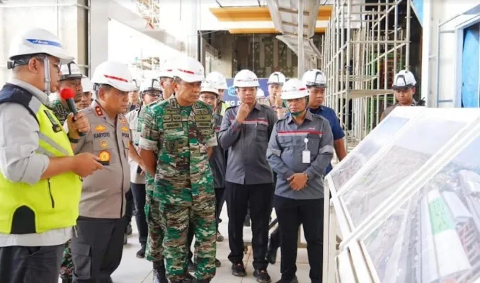 Pangdam Jaya Mayjen TNI Mohamad Hasan dan Kapolda Metro Jaya Irjen Pol Karyoto meninjau Kereta Cepat Jakarta Bandung di Stasiun Halim. (ist)