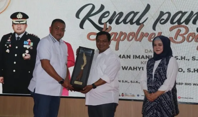 Ketua DPRD Kabupaten Bogor Rudy Susmanto berikan cinderamata kepada Wadir resnarkoba PMJ AKBP Iman Imanuddin (ist)