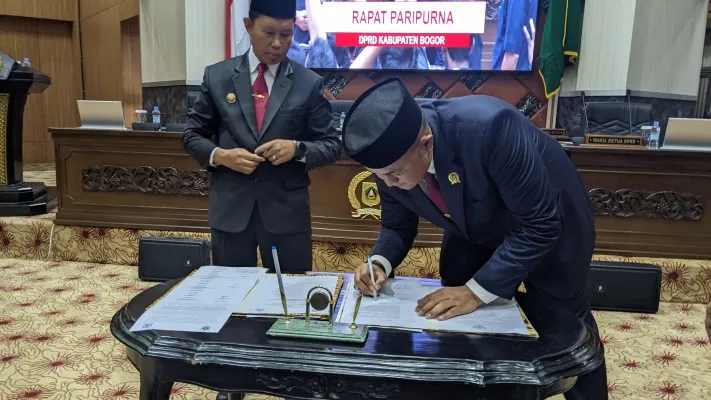 Ketua DPRD kabupaten Bogor Rudy Susmanto tandatangani rancangan RTRW (Panca Aji)