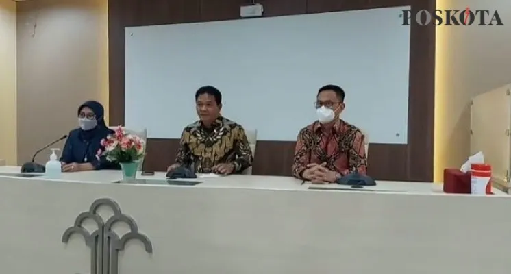 Ketua Dewan Kehormatan Penyelenggara Pemilu (DKPP) Heddy Lugito (Tengah). (Poskota)