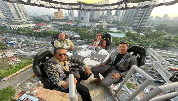 Ketua MPR Bambang Soesatyo saat menikmati Lounge in The Sky Indonesia. (foto: ist)