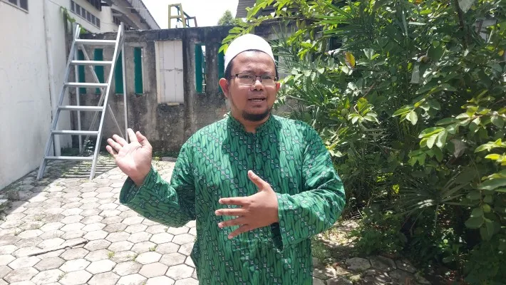 Ketua Yayasan Pondok Pesantren Khoirur Rooziqiin, M. Ali Murtadlo.Lc.,menunjukan lokasi pintu timur perbatasan perumahan Caltex tidak dibolehkan dibuka alasan ganggu keramaian. (Angga)