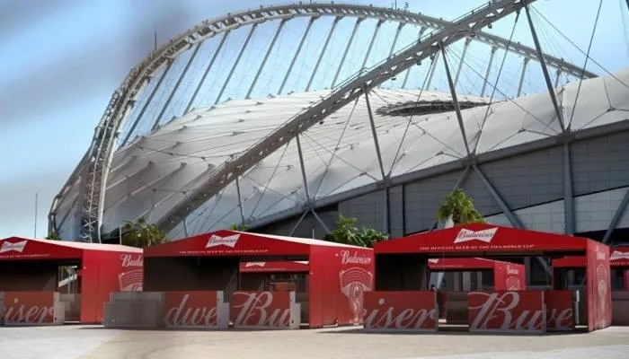 Kios bir Budweiser di Stadion Internasional Khalifa Doha pada 18 November 2022.