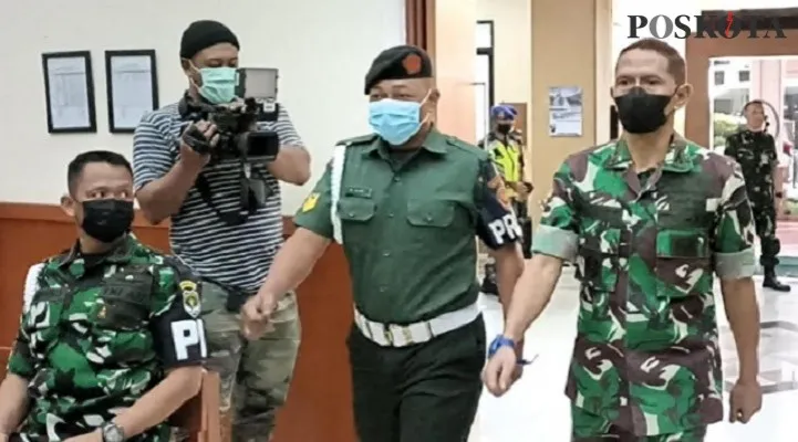 Kolonel Inf Priyanto (kanan) saat memasuki ruang sidang Pengadilan Militer Tinggi II Jakarta, Cakung, Jakarta Timur, Selasa (17/5/2022). (Foto: ardhi)