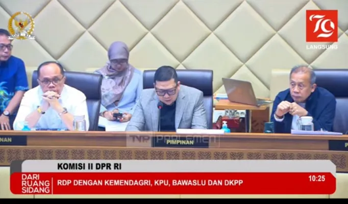 Rapat Komisi II DPR dengan KPU, Bawalu, DKPP dan Mendagri di gedung parlemen, Jakarta, Minggu, 25 Agustus 2024. (sumber: tangkapan layar youtube DPR RI)