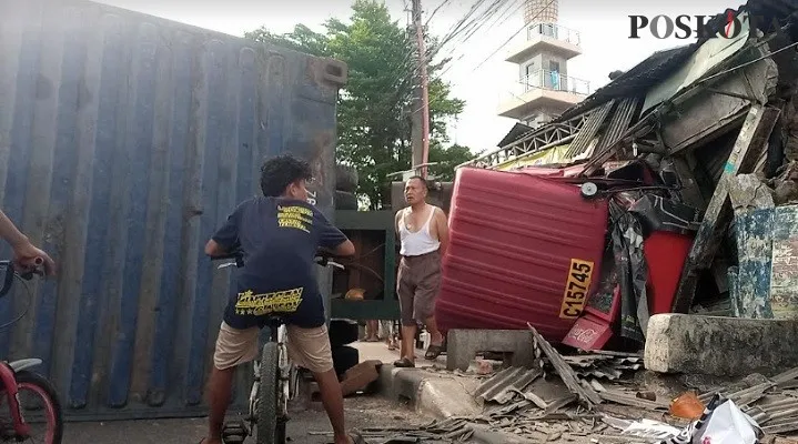  Truk Kontainer menyeruduk Warung Kelontong di jalan jenderal Sudirman, Kranji Kota Bekasi. Senin (9/5/2022). (Foto: Ihsan Fahmi).