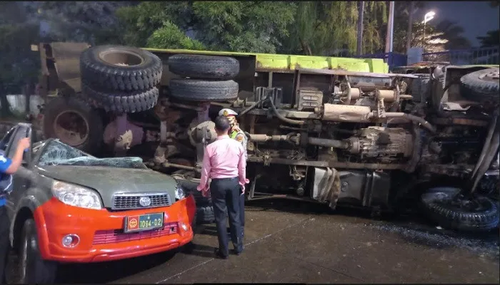 Sebuah Mobil Truk Terjun Bebas Di Fly Over Slipi Dan Menimpa Mobil Dinas., Sabtu (27/03/2021), pukul 21.00. (ist)