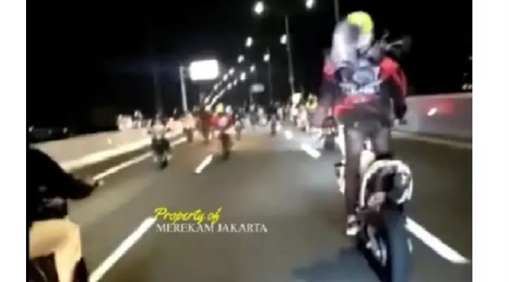 Sejumlah pengendara supermoto melakukan konvoi di jalan tol JORR Kelapa Gading - Pulogebang, Sabtu (26/2/2022). (Foto: Instagram/@merekamjakarta)