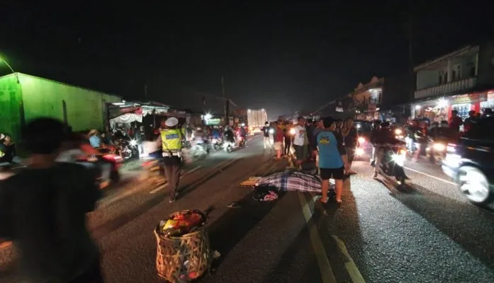 Korban tabrak lari sebelum dievakuasi ke RSUD Balaraja. (Foto/Ist)