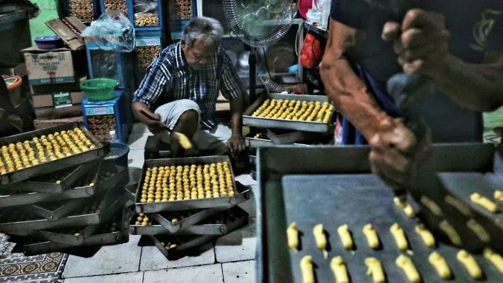 Pembuatan kue kering. (foto: poskota/ahmad tri hawaari)