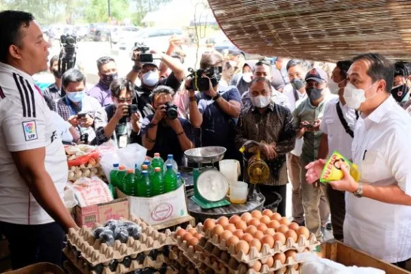 Menteri Perdagangan (Mendag) Muhammad Lutfi memantau ketersediaan minyak goreng di Pasar Al Mahirah di Banda Aceh, Aceh, Sabtu (26/2/2022). (foto: kemendag)