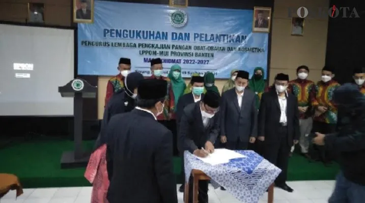 Pengukuhan dan pelantikan pengurus LPPOM MUI Provinsi Banten masa bakti 2022-2027, di Serang. (Foto: Luthfi)