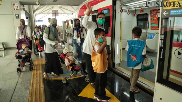 Suasana di salah satu stasiun LRT.(ahmad tri hawaari)