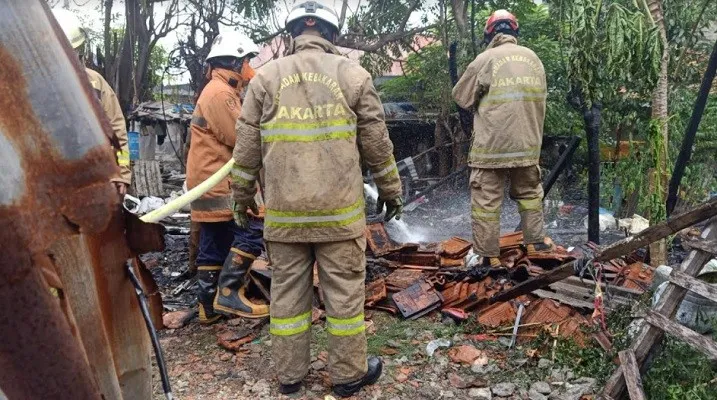 Kondisi lapak barang bekas yang terbakar di Jalan Cipinang Muara III RT.12/RW.15, Kelurahan Cipinang Muara, Jumat (20/8/2021) (ist) 