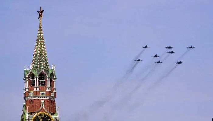 Pesawat jet tempur Rusia MiG-29SMT terbang di atas Lapangan Merah.