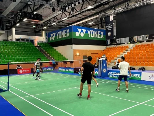 Tim bulutangkis Indonesia melakukan test lapangan jelang Jerman Open 2022 (foto: PBSI)