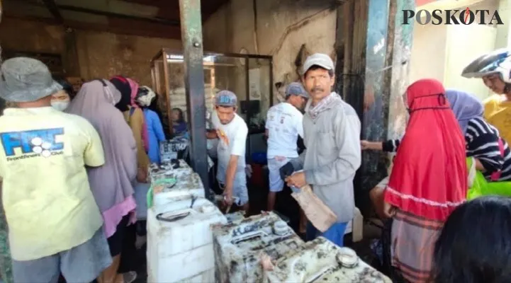 Warga antrian beli minyak goreng di Pasar Rangkasbitung, Lebak. (Foto: Samsul Fatoni).