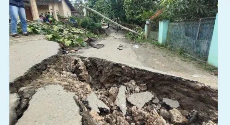 : Ruas jalan Cilangkap Kabupaten Lebak amblas dan tak bisa dilalui kendaraan, Sabtu (11/6/2022).