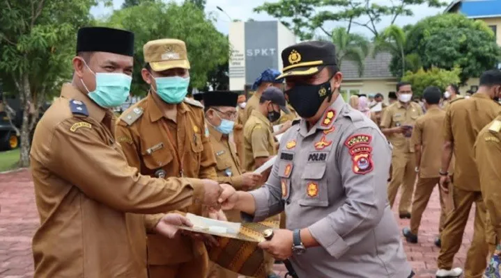 Kapolres Lebak memberikan pemghargaan kepada 84 kades di Lebak (ist)