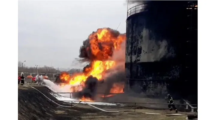 Petugas pemadam kebakaran bekerja untuk memadamkan api di depot bahan bakar Rosneft di Belgorod, Rusia, pada 1 April 2022. (Foto: AFP/Russian Emergences Ministry/TST)