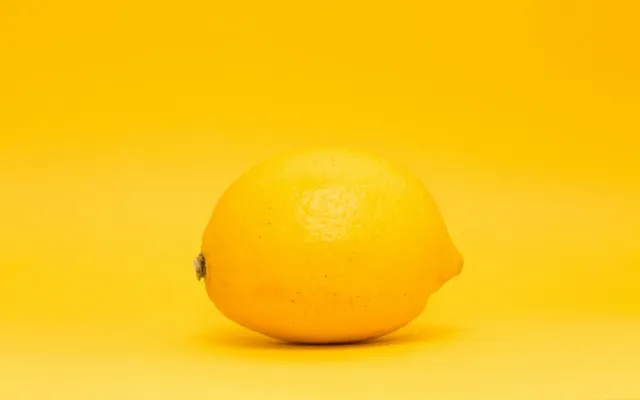 Simak bahaya langsung konsumsi lemon/jeruk nipis menurut jurnal kesehatan. (Unsplash/Markus Spike)